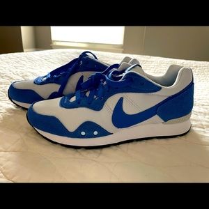 Womens Nike Tennis Shoes - size US 7 - Brand New Never Worn